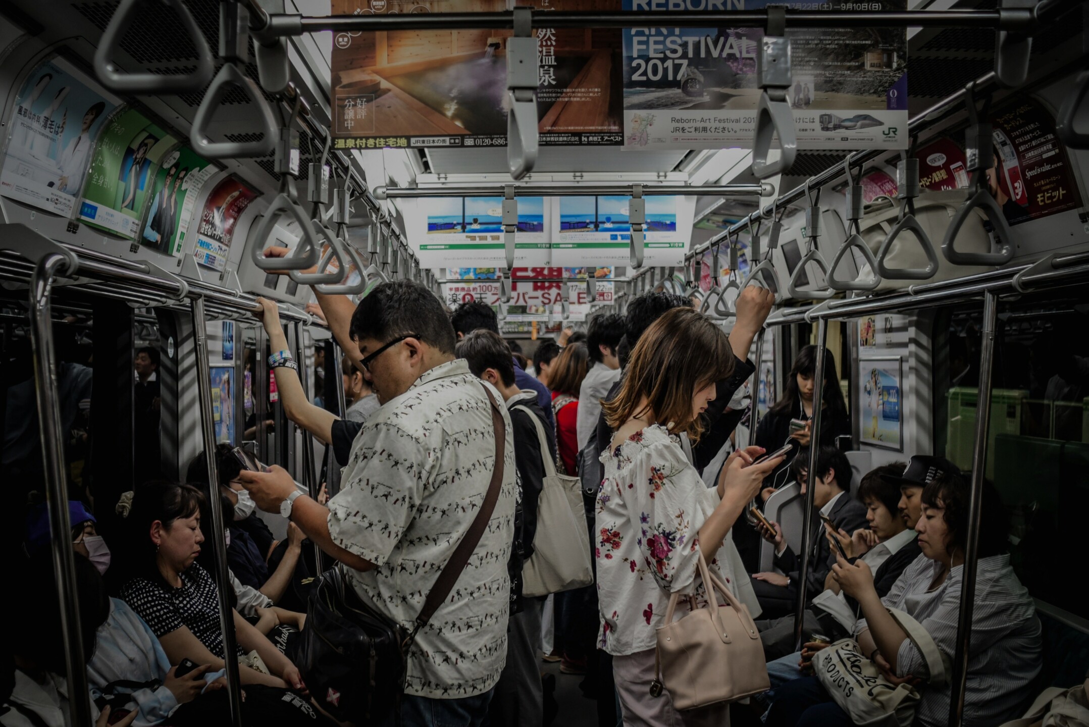 Metroda Asyalı Kız